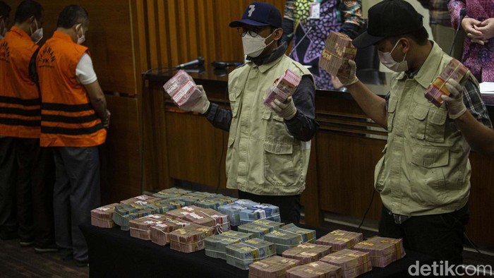 KPK menunjukan barang bukti uang kasus suap Wali Kota Bekasi Rahmat Effendi. Ketua KPK Firli mengatakan uang tunai Rp 3 miliar disita dalam kasus ini.