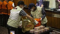 Selain itu, KPK juga menyita bukti buku tabungan dengan saldo sekitar Rp 2,7 miliar.