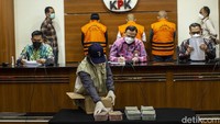 Seluruh bukti uang yang telah disita KPK kurang lebih Rp 3 miliar, dan buku rekening bank dengan saldo sekitar Rp 2 miliar, kata Firli dalam jumpa pers di gedung KPK.