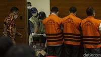 Kesembilan tersangka itu adalah Direktur PT MAM Energindo Ali Amril (AA), Swasta Lai Bui Min alias Anen (LBM), Direktur PT Kota Bintang Rayatri Suryadi (SY), Camat Rawalumbu Makhfud Saifudin (MS), Wali Kota Bekasi Rahmat Effendi (RE), Sekretaris Dinas Penanaman Modan dan PTSP M Bunyamin (MB), Lurah Kati Sari Mulyadi (MY), Camat Jatisampurna Wahyudin (WY) dan Kadis Perumahan, Kawasan Permukiman dan Pertanahan Kota Bekasi Jumhana Lutfi (JL).