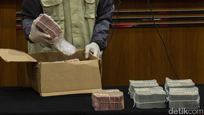 KPK menunjukan barang bukti uang kasus suap Wali Kota Bekasi Rahmat Effendi. Ketua KPK Firli mengatakan uang tunai Rp 3 miliar disita dalam kasus ini.