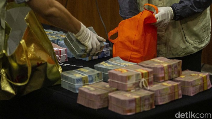 KPK menunjukan barang bukti uang kasus suap Wali Kota Bekasi Rahmat Effendi. Ketua KPK Firli mengatakan uang tunai Rp 3 miliar disita dalam kasus ini.
