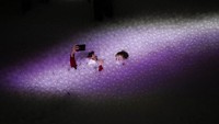 Orang-orang berenang di kolam bola dalam pameran seni Lets Fly di Museum Balon Roma, yang seluruhnya terdiri dari balon dan karya seni tiup, Rabu (5/1/2022).