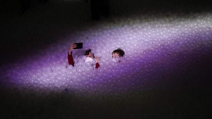 Berkunjung ke Museum Balon di Roma People swim in a ball pool in an art exhibition called 'Let's Fly' in the Rome's Balloon Museum, composed entirely of balloon and inflatable artworks, Wednesday, Jan. 5, 2022. (AP Photo/Alessandra Tarantino)