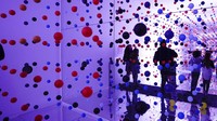 Orang-orang melihat Never Ending Stories bagian dari pameran Lets Fly yang seluruhnya terdiri dari balon dan karya seni tiup, di Museum Balon Roma.