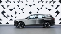 BMW mengusung nama mobil konsep tersebut yakni iX Flow E Ink, yang mana warna body mobil bisa berubah secara otomatis. Perusahaan mengklaim ini merupakan teknologi pertama dan terbaru di industri otomotif. Foto: doc. BMW