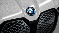 Warna yang berbeda akan muncul ke permukaan melalui sinyal listrik, sehingga kelir body mobil langsung berubah. BMW mengklaim jika perubahan warna pada body mobil tidak akan menguras banyak daya baterai sehingga dijamin aman. Foto: doc. BMW