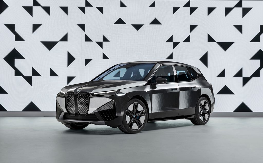 BMW kenalkan mobil bmw iX Flow E Ink yang bisa berubah warna secara otomatis.
