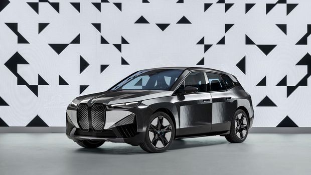 BMW kenalkan mobil bmw iX Flow E Ink yang bisa berubah warna secara otomatis.