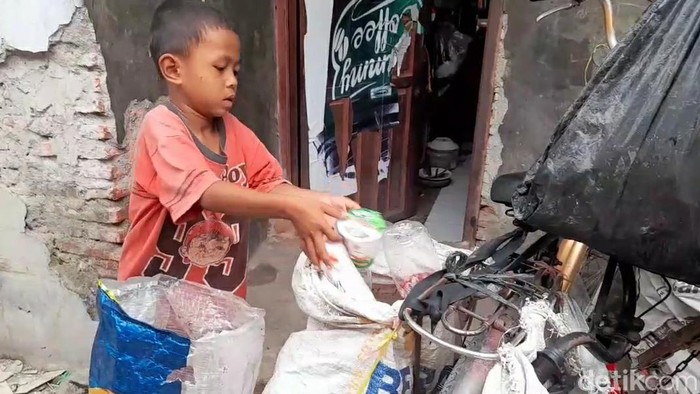 Bocah 7 tahun, Rofiq, menjadi pemulung agar bisa menabung untuk biaya sekolah, Brebes, Kamis (6/1/2022).