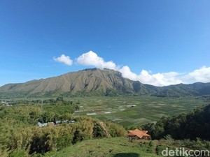 Melamun Manja Menatap Sembalun dari Ketinggian, Ini Tempatnya