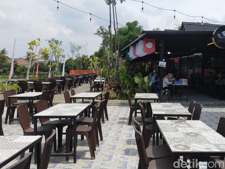 Potret Cinere Garden Food Street, Tempat Kulineran Asyik di Tepi Danau