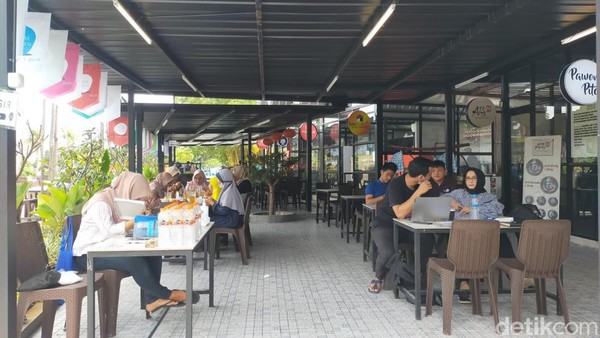 Pantauan detikcom di siang hari, sudah ada banyak pengunjung yang berdatangan. Di sini ada sekitar 17 tenant yang menawarkan berbagai pilihan makanan. (Tasya Khairally/detikcom) Pantauan detikcom di siang hari, sudah ada banyak pengunjung yang berdatangan. Di sini ada sekitar 17 tenant yang menawarkan berbagai pilihan makanan. (Tasya Khairally/detikcom)