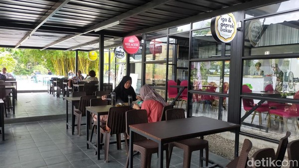Konsepnya memang mengusung wisata outdoor. Saat pandemi, masyarakat lebih memilih tempat terbuka ketimbang di dalam ruangan ber AC. (Tasya Khairally/detikcom) Konsepnya memang mengusung wisata outdoor. Saat pandemi, masyarakat lebih memilih tempat terbuka ketimbang di dalam ruangan ber AC. (Tasya Khairally/detikcom)