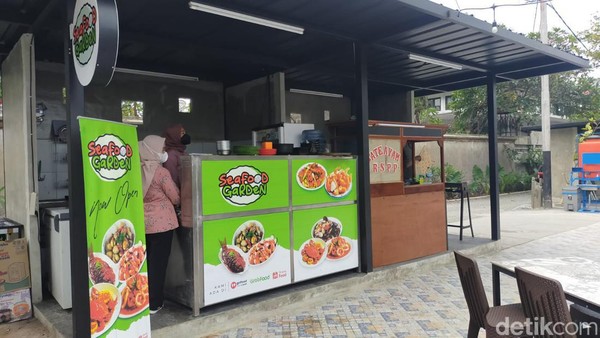 Mulai dari mie Aceh, soto Kudus, seafood, hingga nasi biryani tersedia di Cinere Garden Food Street. Sambil menyantap makanan, pemandangan danau pun menemani traveler. (Tasya Khairally/detikcom)