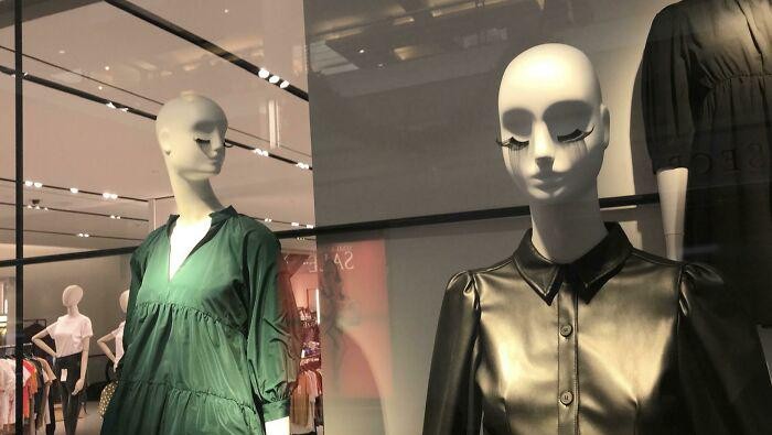 Manekin dirancang untuk memperagakan produk, tapi sejumlah toko memilih manekin yang tak biasa hingga mencuri perhatian. Kocak deh, Kamis, (5/1/2022).