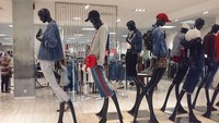Kaki manekinnya panjang-panjang banget deh, model mah kalah ini.