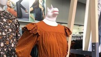Pakaiannya udah bagus banget, ehh tapi kok kayak ada yang salah ya sama boneka peraganya?