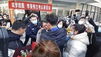 Keduanya pun kemudian menjalani tes DNA yang hasilnya menunjukkan bahwa Ling Jingwei dan wanita tersebut memiliki hubungan darah yakni anak dan ibu. Setelah terpisah selama 30 tahun, mereka pun kembali bertemu pada 1 Januari 2022 lalu. The Paper via AP.