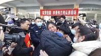 Pertemuan itu berlangsung penuh haru dan menjadi sorotan publik. Keduanya tak henti-henti menangis karena akhirnya berhasil bertemu kembali usai 30 tahun terpisah. Usai pertemuan tersebut, Ling Jingwei berterima kasih kepada para pihak yang membantunya bertemu kembali dengan keluarganya. The Paper via AP.