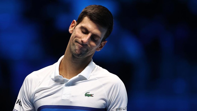 Djokovic TURIN, ITALY - NOVEMBER 20: Novak Djokovic of Serbia reacts during the Mens Singles Second Semi-Final match between Novak Djokovic of Serbia and Alexander Zverev of Germany on Day Seven of the Nitto ATP World Tour Finals at Pala Alpitour on November 20, 2021 in Turin, Italy. (Photo by Julian Finney/Getty Images)