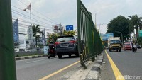 Sementara itu diketahui, pemasangan pagar pembatas jalan ini dilakukan agar masyarakat menggunakan jembatan penyebarangan orang (JPO) saat hendak menyebarang sehingga meminimalkan kemungkinan yang dapat membahayakan pejalan kaki maupun pengendara mobil.