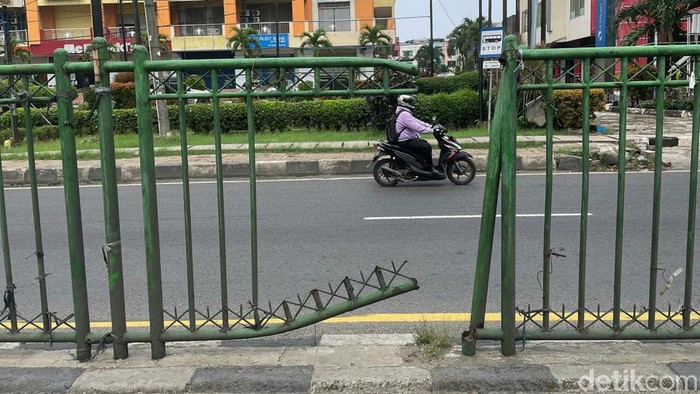 Duh, Kondisi Pagar Pembatas Jalan di Bekasi Bikin Miris Kondisi pagar besi pembatas jalan di kawasan Kota Bekasi memprihatinkan. Pagar besi itu tampak rusak hingga bolong. Ini penampakannya.