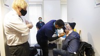 Seperti dilansir Reuters, Rabu (5/1/2022), PM Johnson menolak untuk memberlakukan lockdown ketat di Inggris. Dia menyatakan bahwa efek suntikan booster vaksin Corona dan kehati-hatian para warganya akan cukup untuk menahan gelombang terbaru. Geoff Pugh/pool photo via AP.