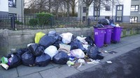 Penampakan sampah yang menumpuk di area Walton, Liverpool, Inggris, pada Selasa (4/1/2022) waktu setempat. Peter Byrne/PA via AP.