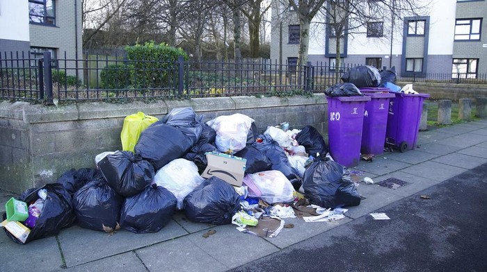 Duh, Sampah Numpuk di Inggris Imbas Kekurangan Staf Gegara Corona Omicron picu lonjakan kasus COVID-19 di Inggris. Dampaknya sampah di kawasan Liverpool pun menumpuk imbas kekurangan staf pengangkut sampah akibat COVID-19.
