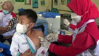 Meski begitu, anak tersebut tetap melanjutkan penyuntikan vaksin didampingi oleh orang tua dan petugas untuk menenangkan.