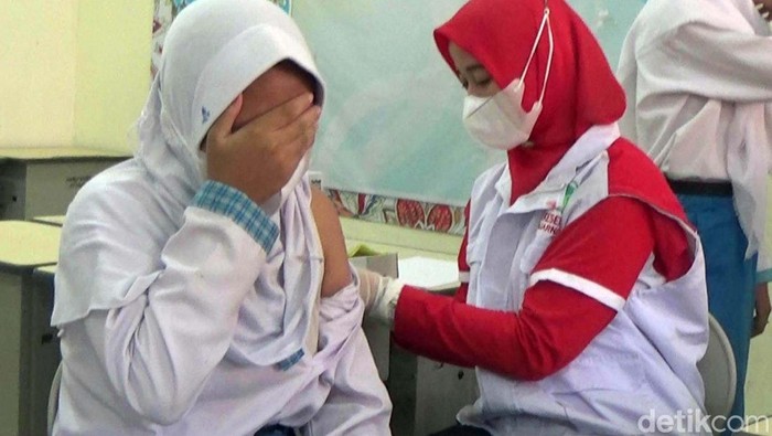 Ekspresi Siswa SD di Banjarnegara saat Disuntik Vaksin Vaksinasi untuk Sekolah Dasar (SD) di Banjarnegara, Jawa Tengah dimulai hari ini. Berbagai ekspresi tampak di raut wajah siswa SD yang mengantre untuk divaksin.
