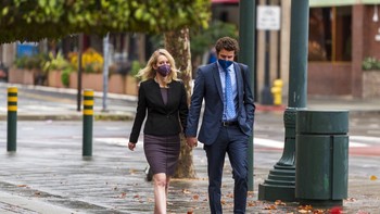 Billly Evans selalu setia mendampingi istrinya, apapun kondisinya. Dalam proses pengadilan, wanita ini diputus bersalah atas beberapa dakwaan terkait penipuan para investor dan terancam hukuman puluhan tahun penjara. Foto: AP