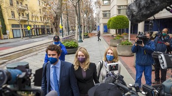 Di 2016, lembaga FDA, Centers for Medicare & Medicaid Services, dan SEC ramai-ramai menyelidiki Theranos. Mereka berkesimpulan, telah terjadi penipuan. Maka pada Juli 2016, Holmes dilarang berkecimpung di industri tes laboratorium selama 2 tahun. Kemudian bulan Oktober, Theranos menutup operasi laboratoriumnya. Foto: AP