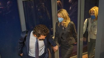 Maret 2018, Theranos, Holmes dan petinggi perusahaan lain disebut melakukan penipuan masif oleh SEC. Sebagai hukuman, Holmes setuju menyerahkan kontrol voting dan keuangan perusahaan, membayar denda USD 500 ribu dan mengembalikan 18,9 juta saham Theranos. Foto: AP