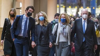 Pada tahun 2018, SEC mendakwa Holmes atas tuduhan menipu investor lewat klaim palsu atau dibesar-besarkan tentang akurasi teknologi mesin tes darahnya. Foto: AP