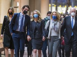 Drama Elizabeth Holmes, Miliarder Termuda yang Masuk Penjara