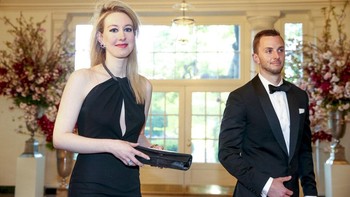 Ketika dulu masih jaya, bersama pasangannya, Billy Evans yang adalah bos jaringan perhotelan. Holmes meroket ke puncak kejayaan berkat perusahaan startup Theranos yang berkecimpung dalam uji darah. Teknologi yang mereka punya memang terdengar mengesankan, di mana cukup mengambil sedikit sampel darah, kondisi kesehatan pasien bisa terpantau. Foto: AP