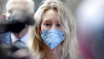 Wajah lesu Holmes usai menjalani pengadilan. Pada awalnya, kecurigaan besar mulai melingkupi Theranos. Ian Gibbons, ilmuwan andalan Theranos, memperingatkan Holmes bahwa tes darah besutannya belum siap untuk publik dan ada ketidakakuratan dalam teknologinya. Ilmuwan lain pun mulai menyuarakan kecurigaannya pada Theranos.Foto: AP