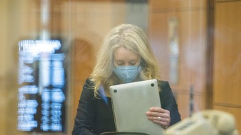 Pada Agustus 2015, lembaga pemerintah FDA akhirnya mulai menginvestigasi Theranos. Regulator pemerintah lantas menemukan uji darah yang dilakukan Theranos pada pasien tidak akurat. Foto: AP