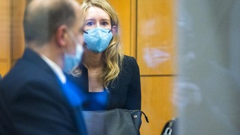 Berakhirlah karir Elizabeth Holmes dan startup bodongnya yang ternyata adalah penipuan. Foto: AP