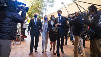 Namun akhirnya, kebusukan Theranos terbongkar dan Holmes harus menjalani proses pengadilan. Ini saat dia berjalan ke pengadilan San Jose dan diliput secara luas oleh media di Amerika Serikat. Foto: AP