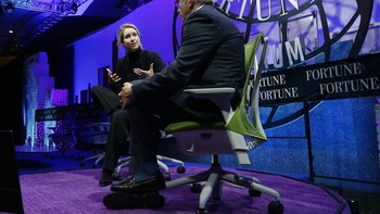 Menkeu AS George Schultz, Jenderal Angkatan Darat James Mattis, dan keluarga terkaya Amerika, Waltons, termasuk para pendukungnya. Dukungan itu memberi Holmes kredibilitas, begitu juga tingkah lakunya. Foto: AP