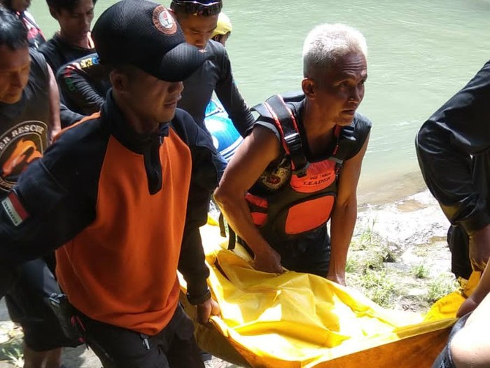 Evakuasi korban terakhir santri yang hanyut tenggelam di Sungai Elo, Kabupaten Magelang, Kamis (6/1/2021).
