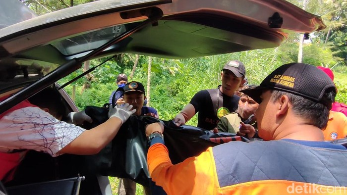 Proses evakuasi korban hilang di sekitar Dermaga Wisata Pantai Glagah, Temon, Kulon Progo, Kamis (6/1/2022).