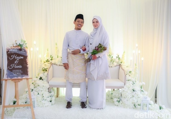 Ketika Hazim sudah lulus sekolah, angkatannya mengadakan acara reuni untuk bernostalgia. Hanis mengatakan jika ia menghadiri acara reuni tersebut. Pada tahun 2020, ada reuni kecil bersama student music saya (salah satunya suami saya). Tetapi pada waktu itu kami biasa saja. Hingga pada Maret 2021 kami ada WhatsApp secara personal.. tetapi masih lagi tidak ada perasaan apa-apa hanya percakapan biasa saja, ucap Hanis. Foto: Dok. pribadi Nurhanis Zahidah.