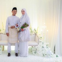 Ketika Hazim sudah lulus sekolah, angkatannya mengadakan acara reuni untuk bernostalgia. Hanis mengatakan jika ia menghadiri acara reuni tersebut. Pada tahun 2020, ada reuni kecil bersama student music saya (salah satunya suami saya). Tetapi pada waktu itu kami biasa saja. Hingga pada Maret 2021 kami ada WhatsApp secara personal.. tetapi masih lagi tidak ada perasaan apa-apa hanya percakapan biasa saja, ucap Hanis. Foto: Dok. pribadi Nurhanis Zahidah.