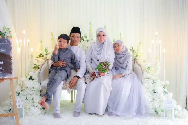 Hanis mengaku jika pernikahan kali ini yang kedua kali baginya. Ia sudah menjadi ibu tunggal selama empat tahun bagi kedua buah hatinya. Ia terharu ketika Hazim mau menerima buah hatinya dan menganggap seperti anak sendiri dengan tulus. Hanis pun senang ketika anak-anaknya akrab kepada Hazim. Kisah cintanya kali ini berjalan mulus dan indah. Bila anak-anak saya sudah senang menerima suami saya itu sudah cukup bermakna buat saya. Sebab saya sudah jadi janda selama lebih kurang empat tahun. Membesarkan anak-anak seorang diri itu bukan urusan yang mudah, ujar Hanis. Foto: Dok. pribadi Nurhanis Zahidah.