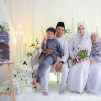 Hanis mengaku jika pernikahan kali ini yang kedua kali baginya. Ia sudah menjadi ibu tunggal selama empat tahun bagi kedua buah hatinya. Ia terharu ketika Hazim mau menerima buah hatinya dan menganggap seperti anak sendiri dengan tulus. Hanis pun senang ketika anak-anaknya akrab kepada Hazim. Kisah cintanya kali ini berjalan mulus dan indah. Bila anak-anak saya sudah senang menerima suami saya itu sudah cukup bermakna buat saya. Sebab saya sudah jadi janda selama lebih kurang empat tahun. Membesarkan anak-anak seorang diri itu bukan urusan yang mudah, ujar Hanis. Foto: Dok. pribadi Nurhanis Zahidah.