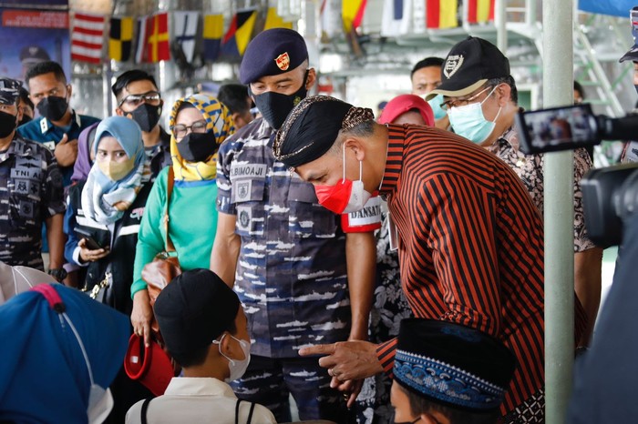 Ganjar Puji TNI AL Gelar Vaksinasi Anak di Atas Kapal Perang